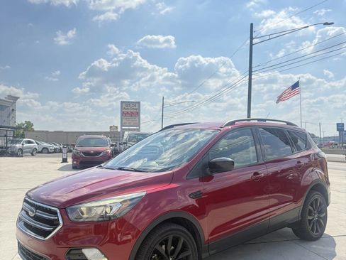 Used 2018 Ford Escape SE w/ SE Sport Appearance Package image 3