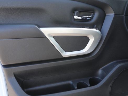 Used 2024 Nissan Titan SV image 12