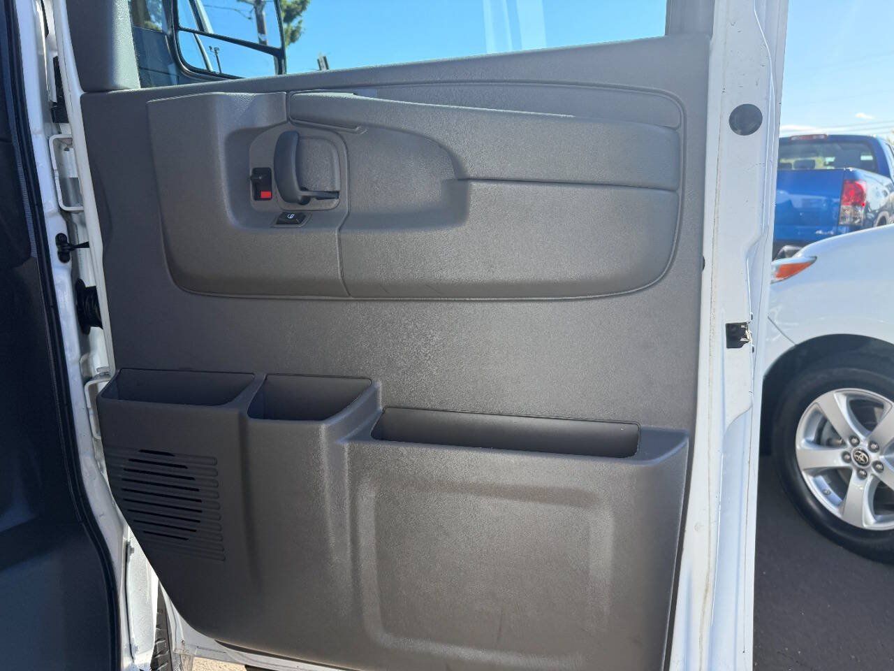 Used 2015 Chevrolet Express 2500 RWD image 27