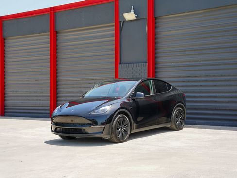Used 2024 Tesla Model Y Long Range RWD image 1