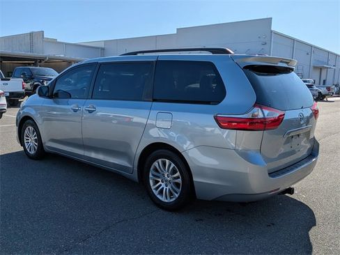 Used 2016 Toyota Sienna XLE image 5
