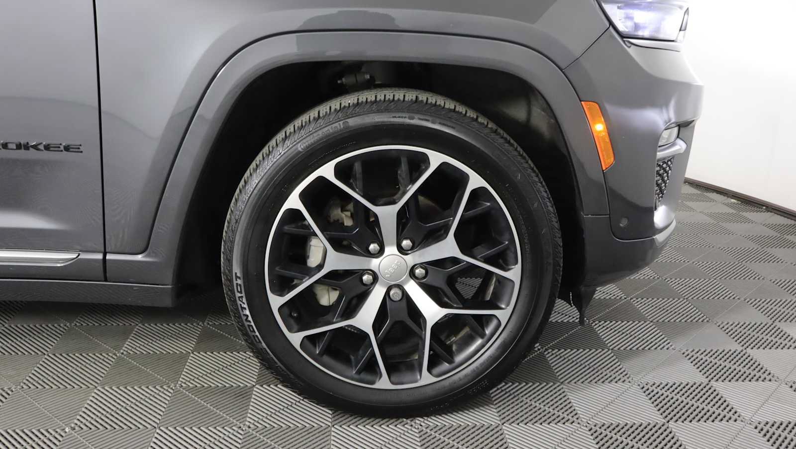Used 2023 Jeep Grand Cherokee Summit AWD/4WD image 7