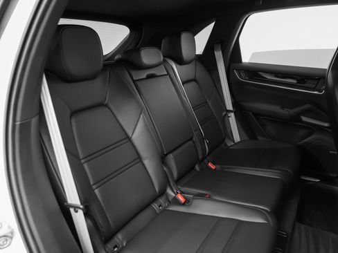 Used 2025 Porsche Cayenne image 23