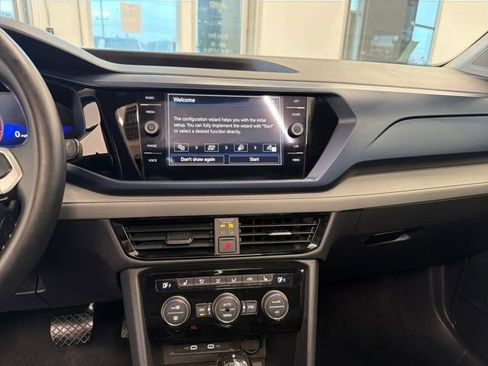 Used 2024 Volkswagen Taos SE image 38