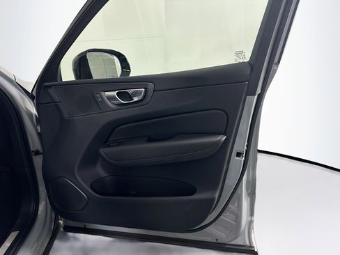 Used 2025 Volvo XC60 B5 Plus image 33