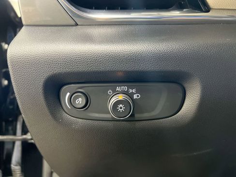 Used 2023 Chevrolet Traverse LS FWD image 18
