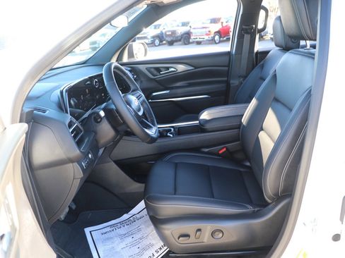 Used 2025 Chevrolet Traverse LT image 13