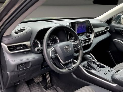 Used 2023 Toyota Highlander L FWD image 19