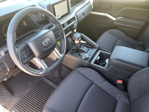 Certified 2025 Toyota Tacoma SR5 AWD/4WD image 10
