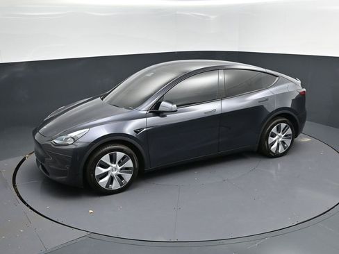 Used 2024 Tesla Model Y Long Range image 31