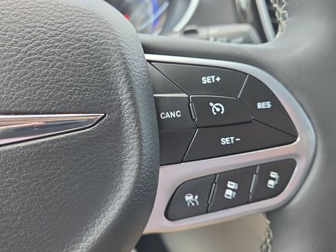 Used 2024 Chrysler Pacifica Touring-L FWD image 25