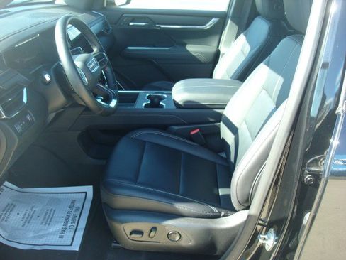 Used 2025 GMC Acadia Elevation w/ Elevation Premium Package FWD image 13