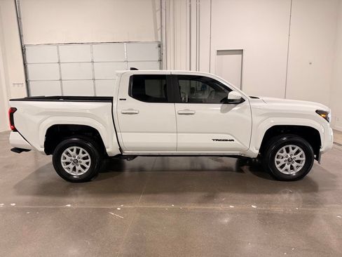 Used 2026 Toyota Tacoma SR5 AWD/4WD image 4