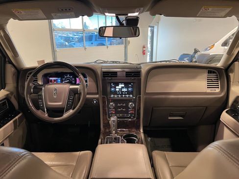 Used 2017 Lincoln Navigator Select image 26