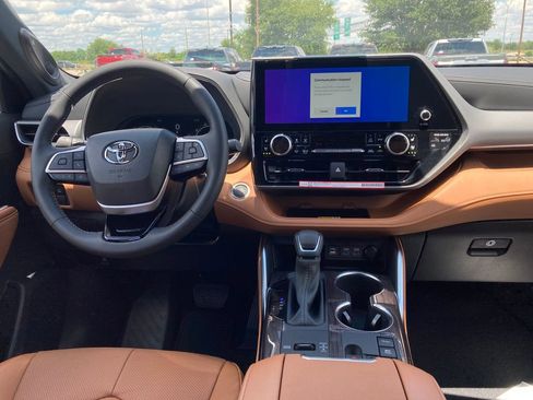 New 2026 Toyota Highlander Platinum image 13