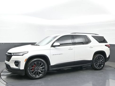 Used 2022 Chevrolet Traverse RS FWD image 2