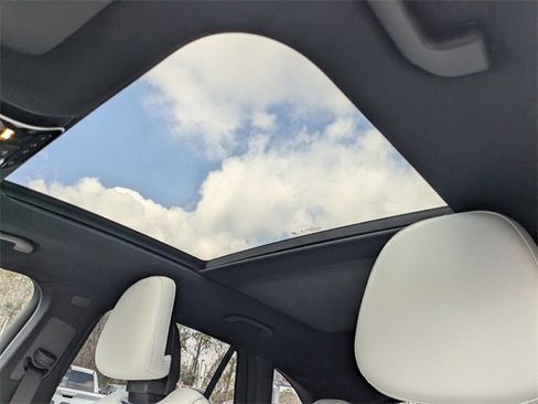 Used 2025 Mercedes-Benz GLC 350e 4MATIC image 19