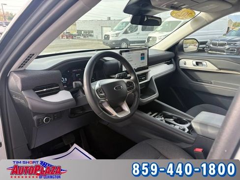 Used 2025 Ford Explorer Active AWD/4WD image 3