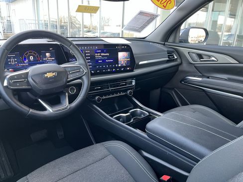 Used 2025 Chevrolet Traverse LT image 2