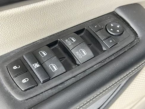 Used 2024 Chrysler Pacifica Touring-L FWD image 22
