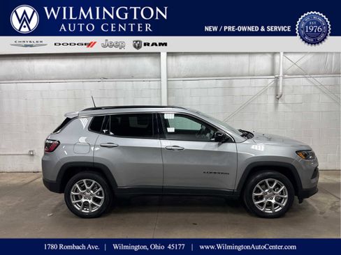 Used 2022 Jeep Compass Latitude image 1