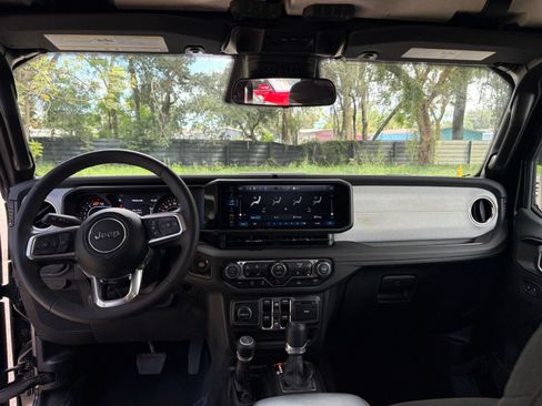 Used 2025 Jeep Wrangler Unlimited Sahara AWD/4WD image 32