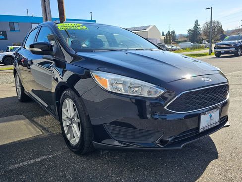 Used 2016 Ford Focus SE w/ SE Winter Package FWD image 6