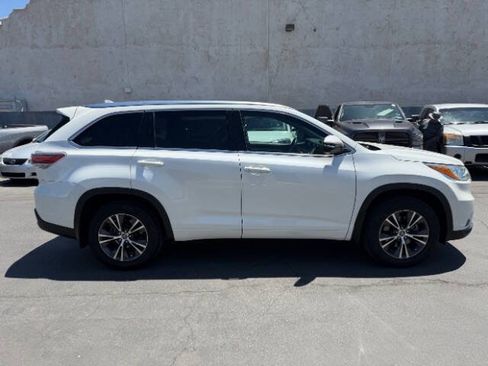 Used 2016 Toyota Highlander XLE AWD/4WD image 2