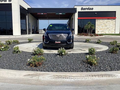 Used 2018 Cadillac XT5 FWD image 3