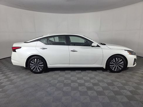 Used 2024 Nissan Altima 2.5 SV w/ SV Premium Package FWD image 5