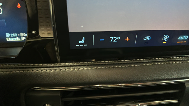 Used 2024 Lincoln Corsair Grand Touring w/ Rear Removable Package Tray AWD/4WD image 27