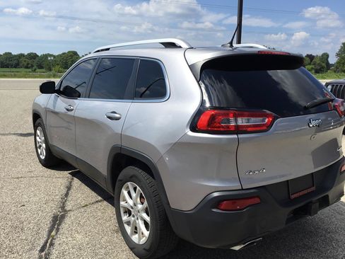 Used 2017 Jeep Cherokee Latitude w/ Trailer Tow Group AWD/4WD image 9