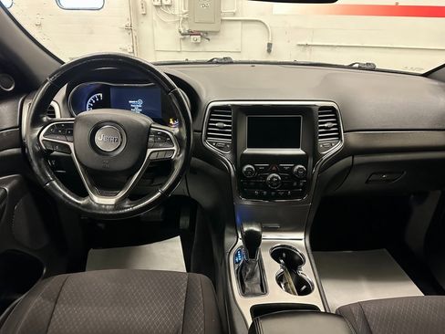 Used 2018 Jeep Grand Cherokee Laredo image 23