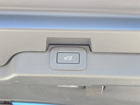 Certified 2025 Land Rover Discovery S image 14