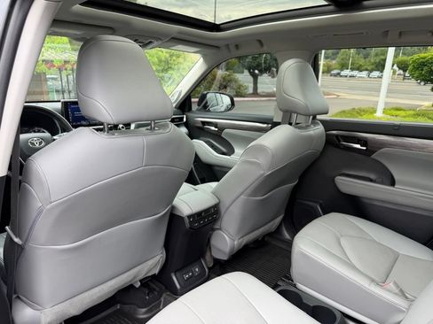 Used 2022 Toyota Highlander Platinum AWD/4WD image 32