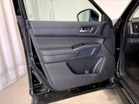 Used 2025 Nissan Pathfinder SL FWD image 21
