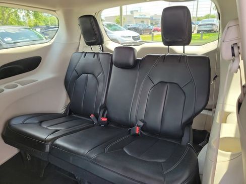 Used 2023 Chrysler Pacifica Touring-L FWD image 18