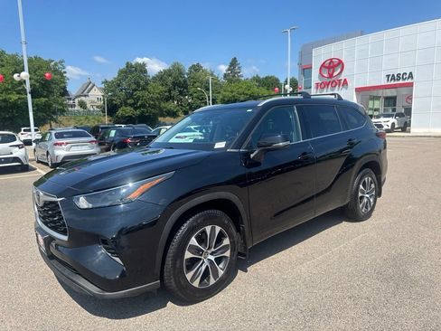 Used 2022 Toyota Highlander XLE AWD/4WD image 3