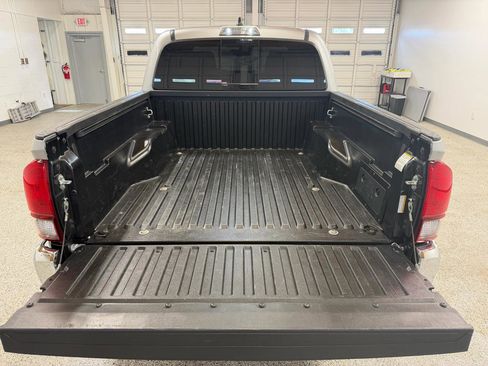 Used 2022 Toyota Tacoma SR5 AWD/4WD image 10
