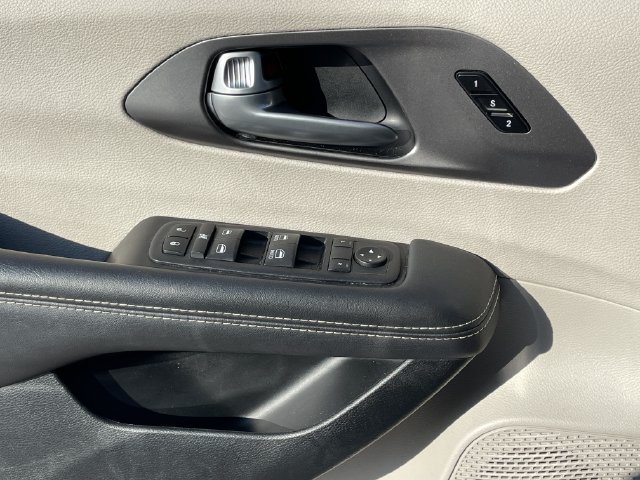 Used 2024 Chrysler Pacifica Touring-L FWD image 23