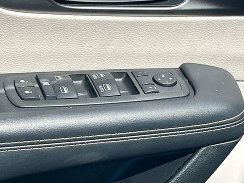 Used 2024 Chrysler Pacifica Touring-L FWD image 17