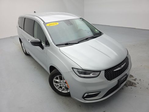 Used 2024 Chrysler Pacifica Touring-L image 1