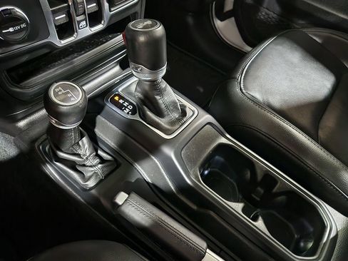 Used 2022 Jeep Wrangler Unlimited Sahara image 39