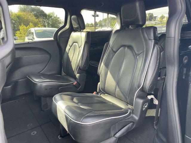 Used 2025 Chrysler Pacifica Limited FWD image 12