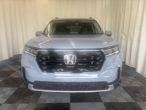 Used 2025 Honda Pilot Touring image 3