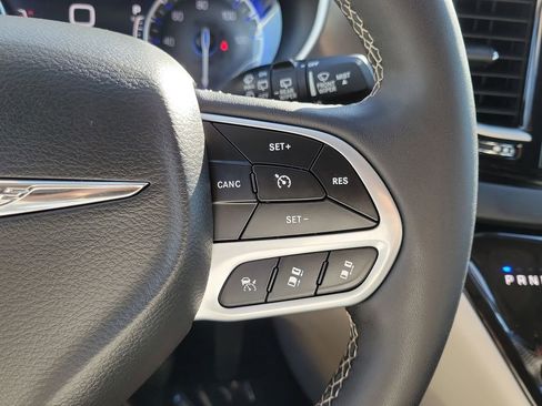 Used 2024 Chrysler Pacifica Touring-L FWD image 6