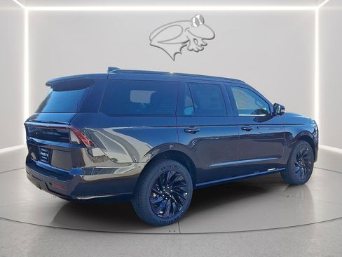 New 2025 Lincoln Navigator Reserve w/ Jet Appearance Package image 4