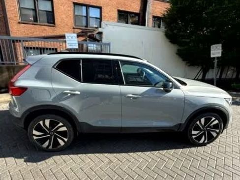 Used 2024 Volvo XC40 B5 Plus w/ Protection Package Premier AWD/4WD image 4