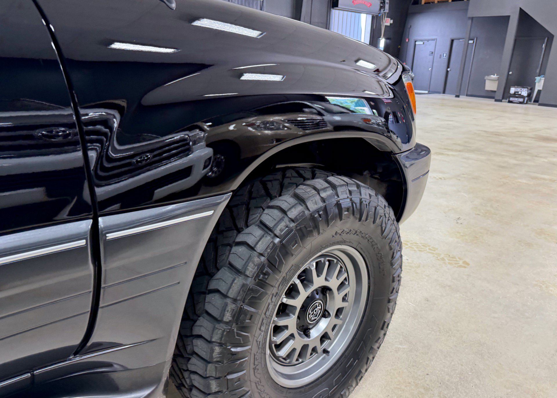 Used 2003 Lexus LX 470 4WD image 16