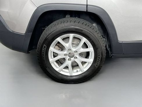 Used 2016 Jeep Cherokee Latitude w/ Cold Weather Group AWD/4WD image 34